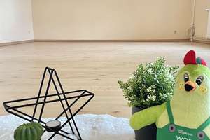 **Großzügiges Wohnzimmer mit Balkon - 2-Raum Wohnung - Stellplatz** – Harsdorfer Platz 5, 39110 Stadtfeld West, Magdeburg – Vorschaubild 1