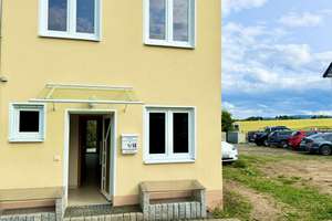 Moderne Doppelhaushälfte in Feldrandlage mit Wärmepumpe & Solaranlage – sofort bezugsfrei! – Die vollständige Adresse der Immobilie erhältst du vom Anbieter., 61250 Usingen – Vorschaubild 1