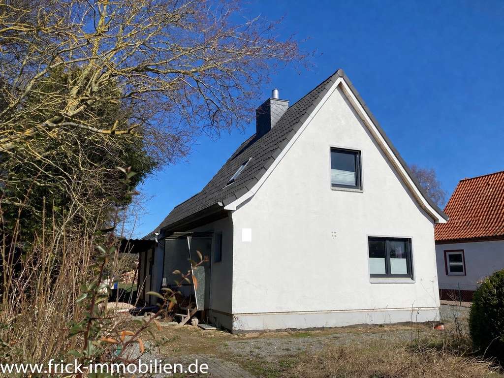 Immobilie in Oldenburg in Holstein - Kleines Einfamilienhaus mit Anbau, Garage und Werkstatt - Bild 1