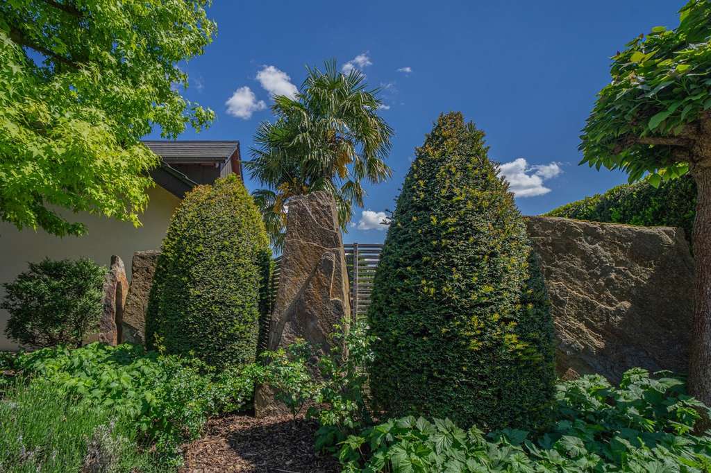 Immobilie in Sulzfeld - Attraktives Wohnambiente mit Ausblick und großzügigen Außenbereichen - Bild 2