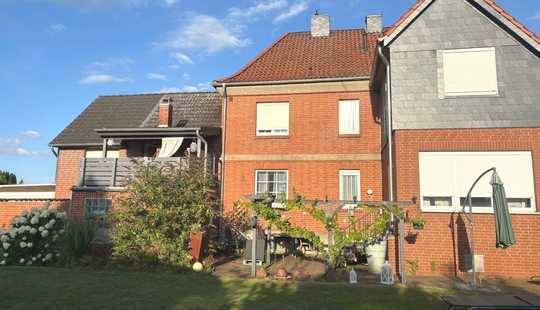 Bild von Lehrte - Immensen: Solides 2-Familienhaus mit bezauberndem Garten und Doppelcarport
