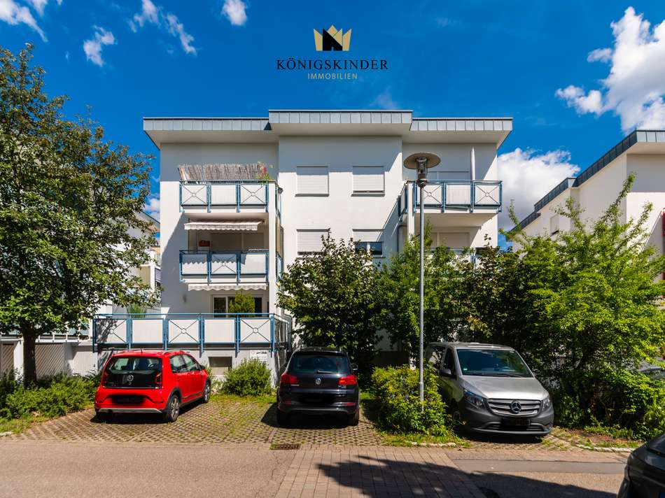 Sicht zur Straße + Stellplatz