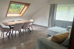 Gepflegte Dachgeschosswohnung mit schönem Ausblick, 2 Kellern und Duplexgarage.