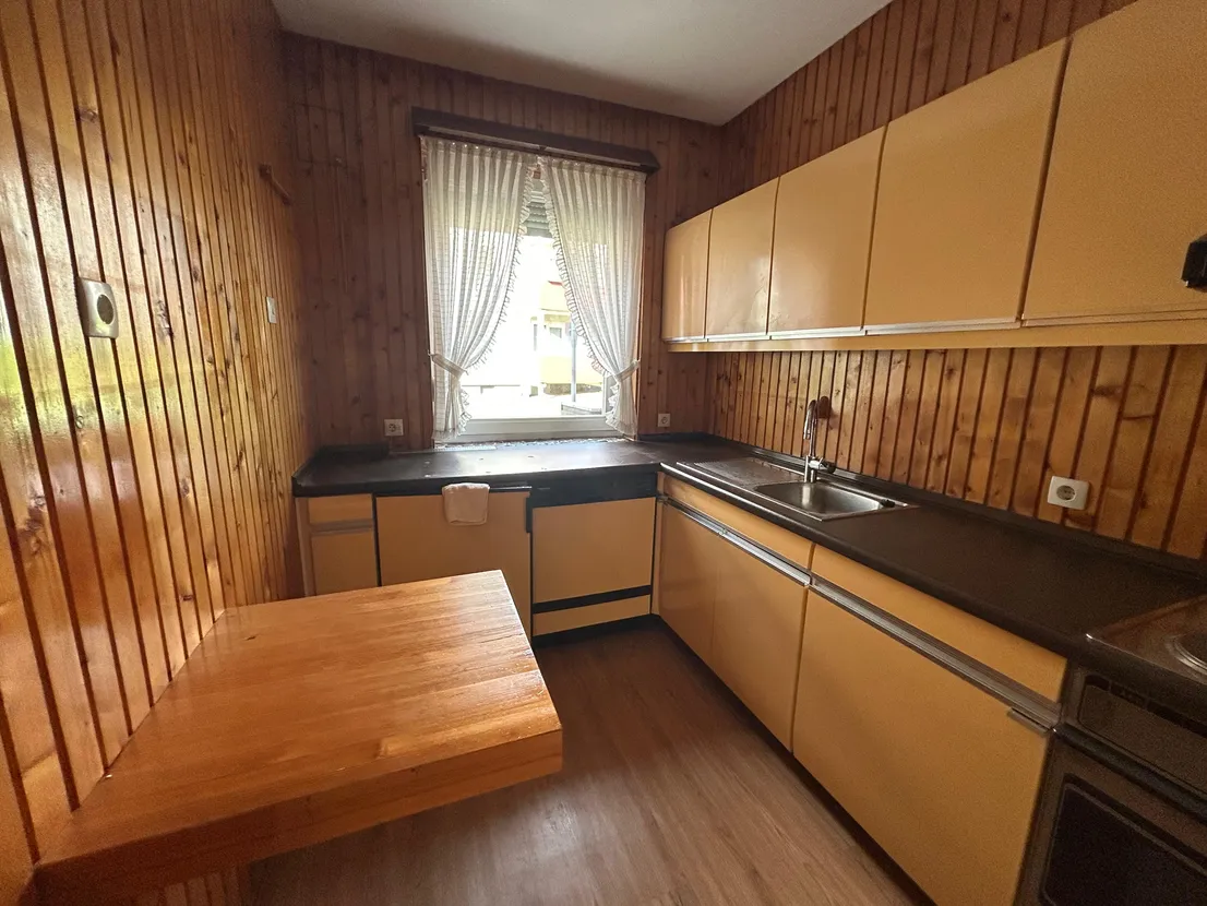 Gemütliches Reihenendhaus mit XL-Dachterrasse, Terrasse, Garten und zwei Garagen – Küche