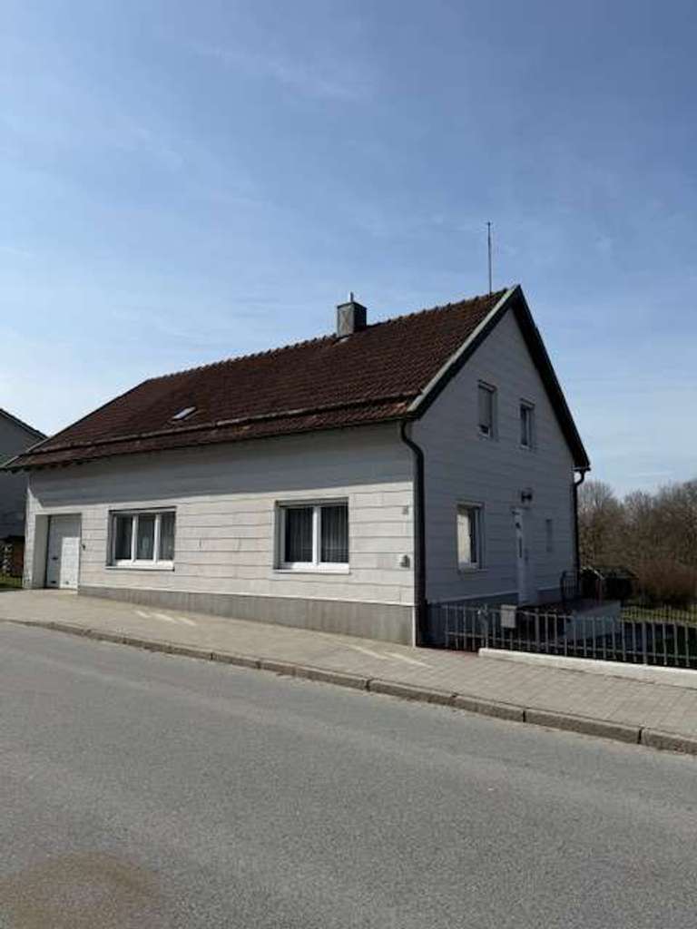 Immobilie in Schöllnach - Freistehendes Einfamilienhaus mit Garten, Garage & Wohlfühlambiente - Bild 3