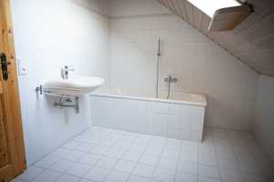 Frisch renovierte Dachwohnung mit offenem Layout im 2. OG – Maienbergstraße 24, 86424 Augsburg (Kreis) – Vorschaubild 11