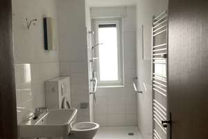 *3-Zimmer-Wohnung mit ebenerdiger Dusche und Balkon sucht kurzfristigen Nachmieter* – Hultschiner Str. 77, 47055 Wanheimerort, Duisburg – Vorschaubild 2