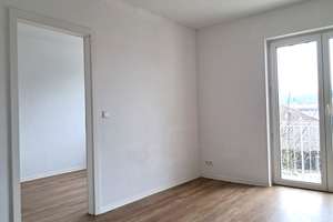 Modernisierte 4-Zimmer Wohnung zentral in Zuffenhausen - Balkon, Garage, Stellplatz und Gartenmitbe. – Die vollständige Adresse der Immobilie erhältst du vom Anbieter., 70435 Zuffenhausen-Schützenbühl, Stuttgart – Vorschaubild 9