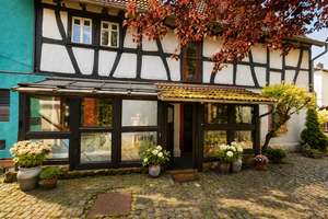 Helle 3-Zimmer-Wohnung im denkmalgeschützten Fachwerkhaus mit Holzdielen und Kamin