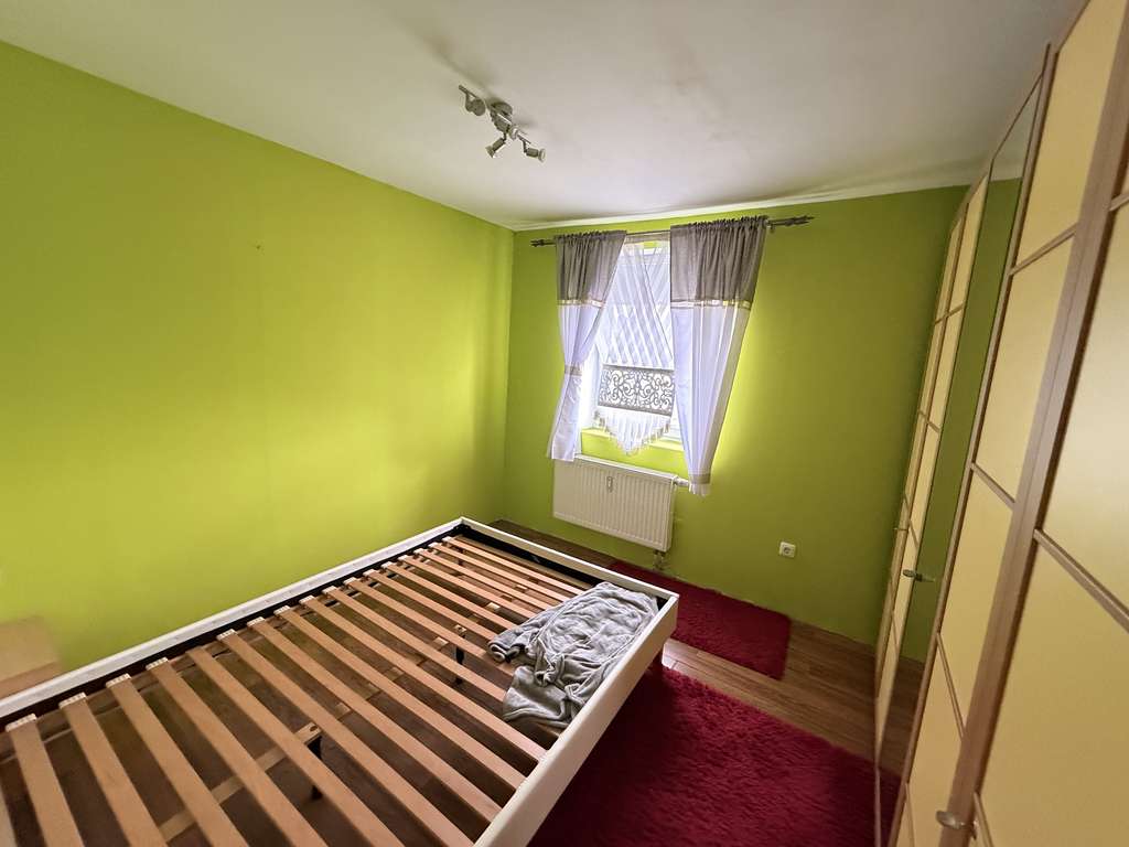 Immobilie in Spiegelau - Teilrenoviertes Zweifamilienhaus Ausbaustufe 1 mit kleinem Garten - Bild 2