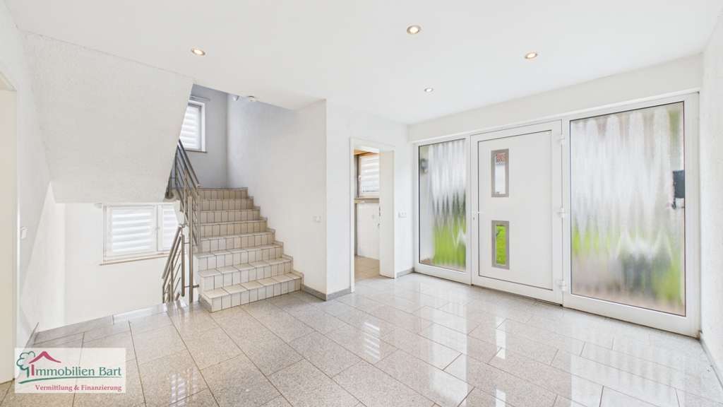 Immobilie in Rehlingen-Siersburg - REHLINGEN-SIERSBURG:
WOHNHAUS / 267 M² WOHNFLÄCHE / GR. GARTEN / GARAGE / CARPORT / WEITBLICK! - Bild 1