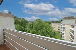 Helle, frisch renovierte 3-Zimmer Wohnung in schöner Lage + Gemeinschaftsschwimmbad