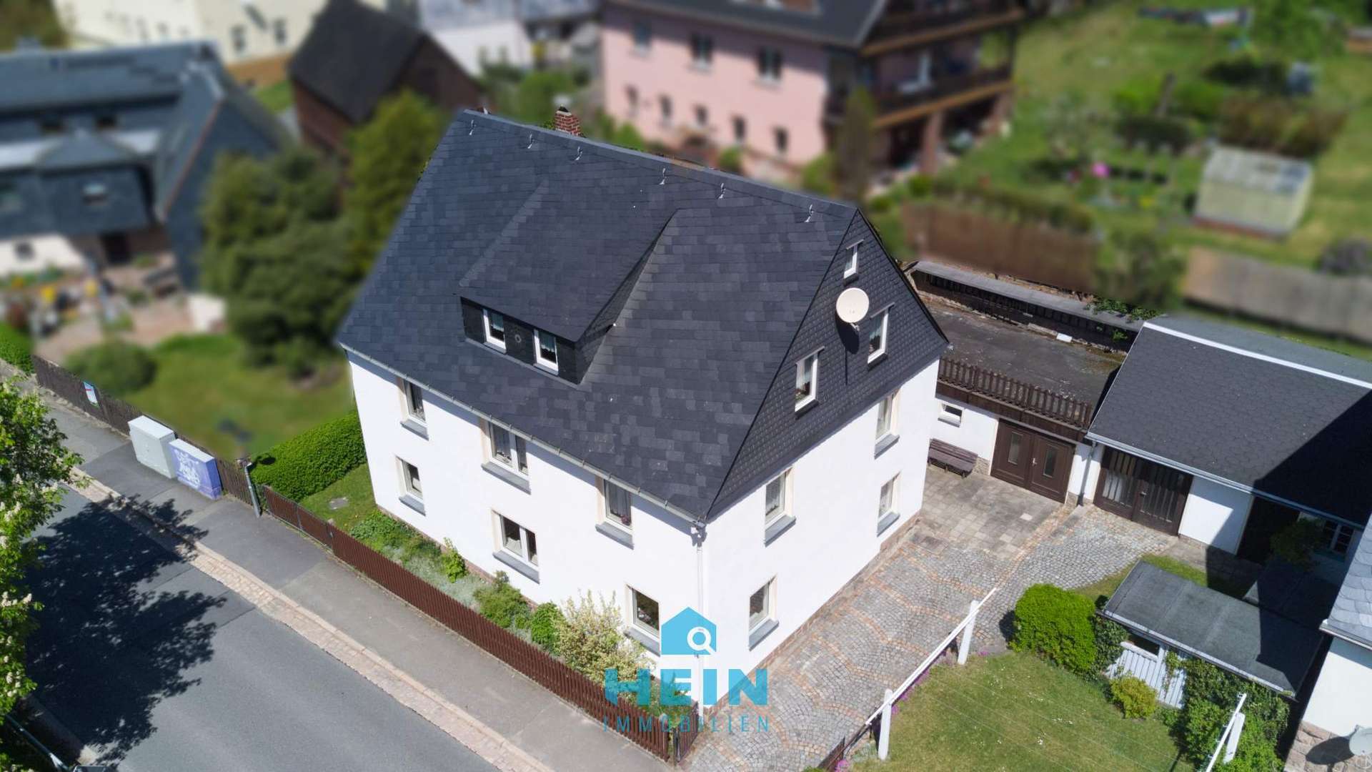 Leben, arbeiten, vermieten: Vielseitiges Wohnhaus mit Garagen und Dachterrasse, Erzgebirgskreis – Bild 1