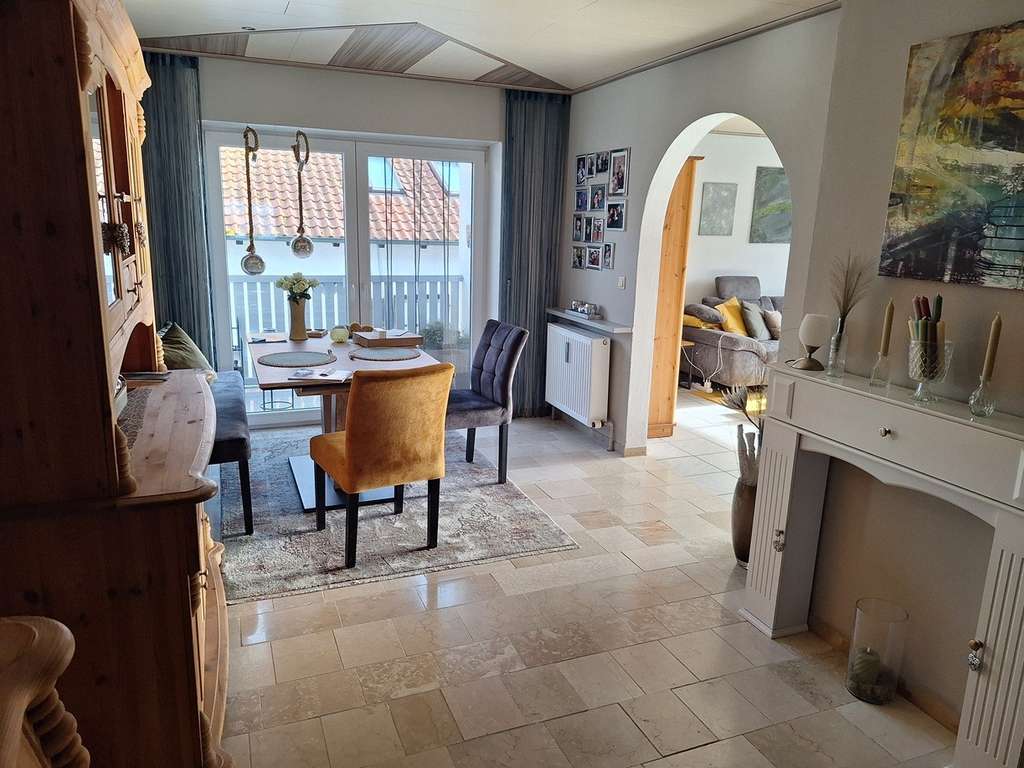 Immobilie in Regenstauf - Großzügige 4,5-Zimmer-Wohnung mit Balkon und Gartenanteil in 4-Familienhaus - Bild 1