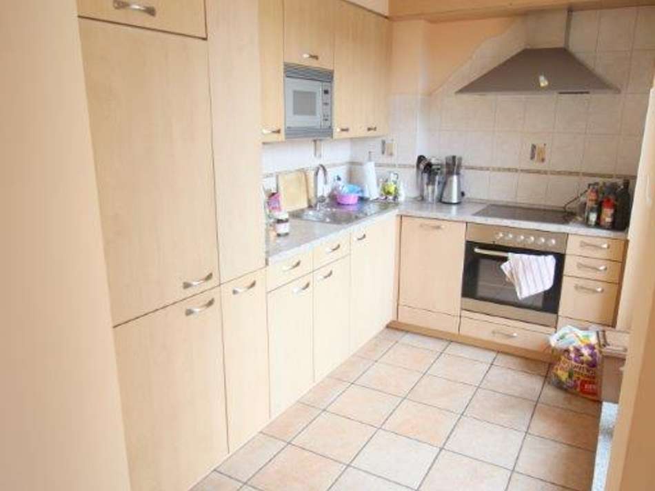 Küche mit Zugang zur Loggia