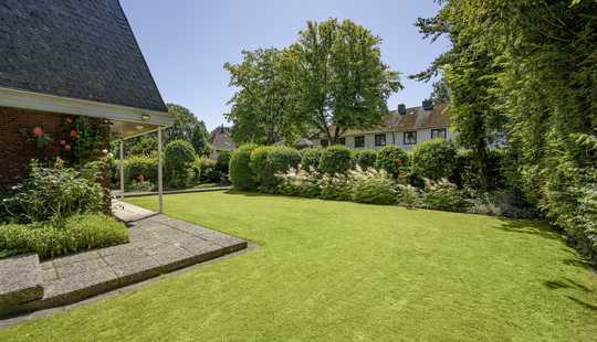 Bild von Großzügiges Architektenhaus auf sonnigem Grundstück