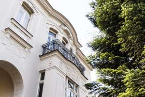 Luxuswohnung in Bestlage: Herrschaftliche Altbau-Villa mit Einbauküche und drei Balkonen