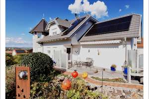 Topausstattung mit traumhafter Aussicht: PV, Speicher, separates Apartment, Ausblick uvm. – Die vollständige Adresse der Immobilie erhältst du vom Anbieter., 96269 Großheirath – Vorschaubild 1