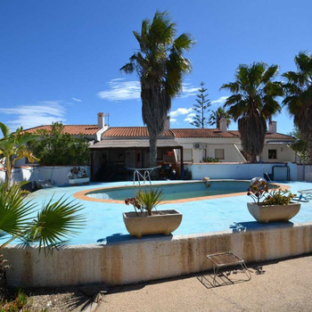 Komplex aus 5 Villen mit Gemeinschaftspool, ideal für die touristische Vermietung