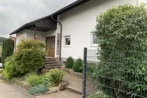 Geräumiges, preiswertes 9-Zimmer-Einamilienhaus mit Einliegerwohnung in FDS – Freudenstadt (Kreis) – Vorschaubild 2