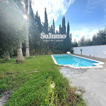 Freistehende Villa mit Pool und Garage