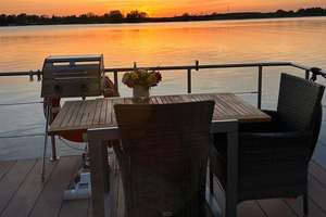 Ein Zuhause, auf dem Wasser oder im Hafen, exklusives Hausboot Neubau 2023
