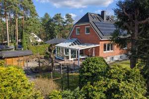Ihr Familienhaus mit Wintergarten, Wärmepumpe, Kachelofen, PV-Anlage und 2 Garagen in Wandlitz – Die vollständige Adresse der Immobilie erhältst du vom Anbieter., 16348 Wandlitz – Vorschaubild 1