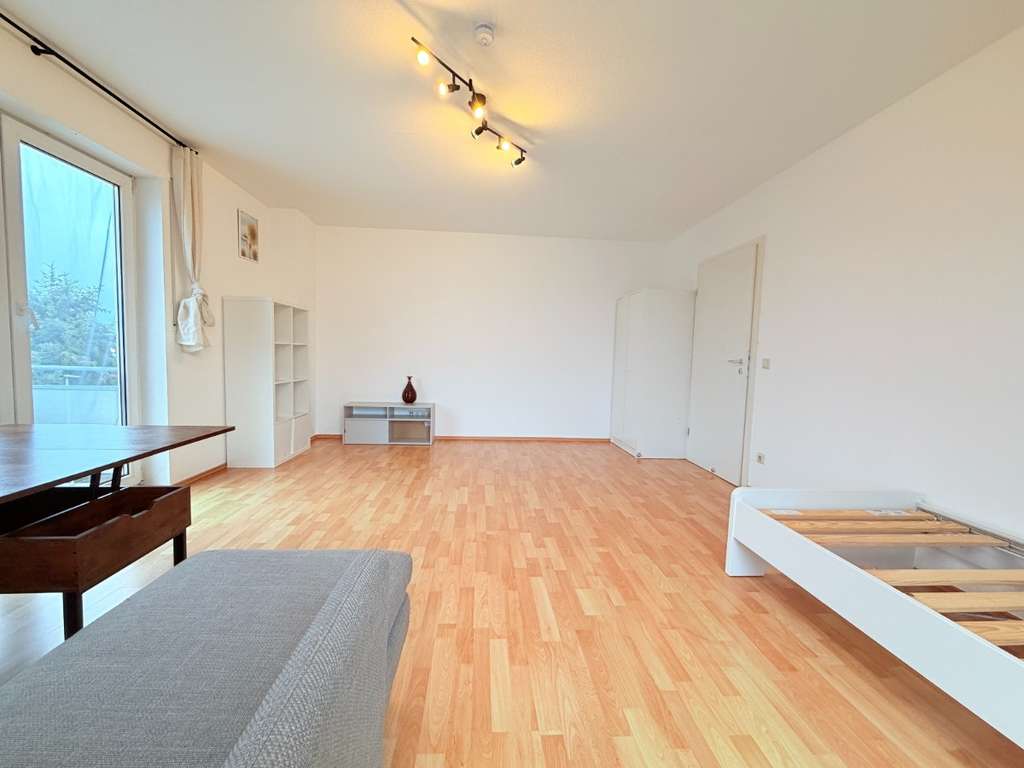 Immobilie in Dossenheim - HEIDELBERG-NAH: Leerstehende 2-Zi-Dachgeschosswohnung mit 2 Balkonen, neuer EBK & Top-Service! - Bild 0