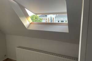 Gut geschnittene 2-ZKB DG-Wohnung in der Bonner Südstadt– ideal für Singles, Paare oder Pendler – Die vollständige Adresse der Immobilie erhältst du vom Anbieter., 53115 Südstadt, Bonn – Vorschaubild 2