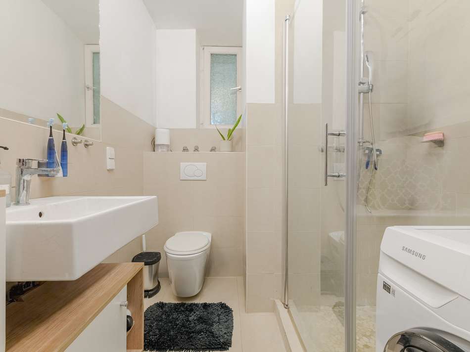 Modernes Tageslichtbad mit ...