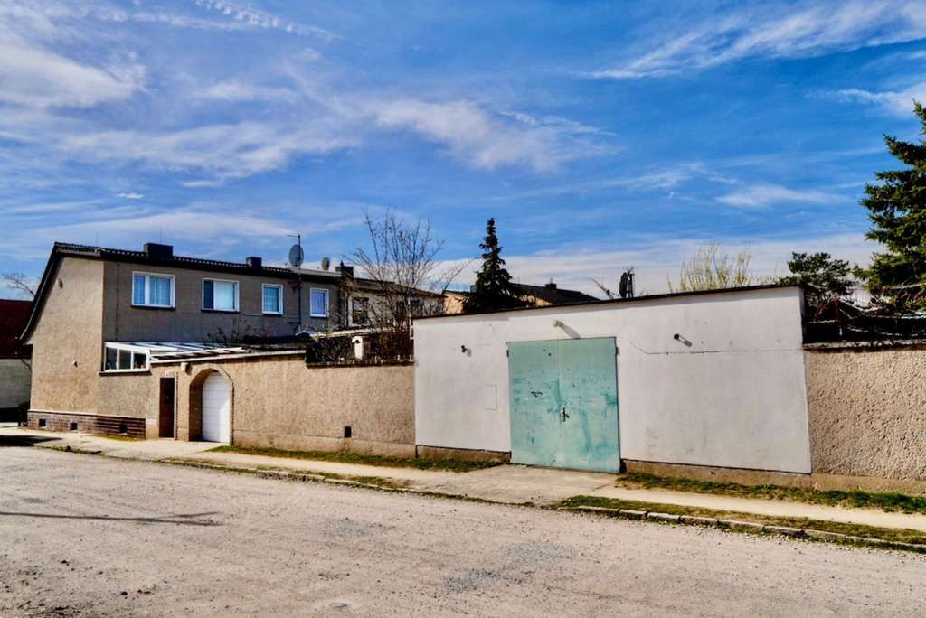 Immobilie in Dessau-Roßlau - Platz für Ihre Wohnträume - Doppelhaushälfte mit Garagen, Werkstatt  & Ausbaupotenzial - Bild 1