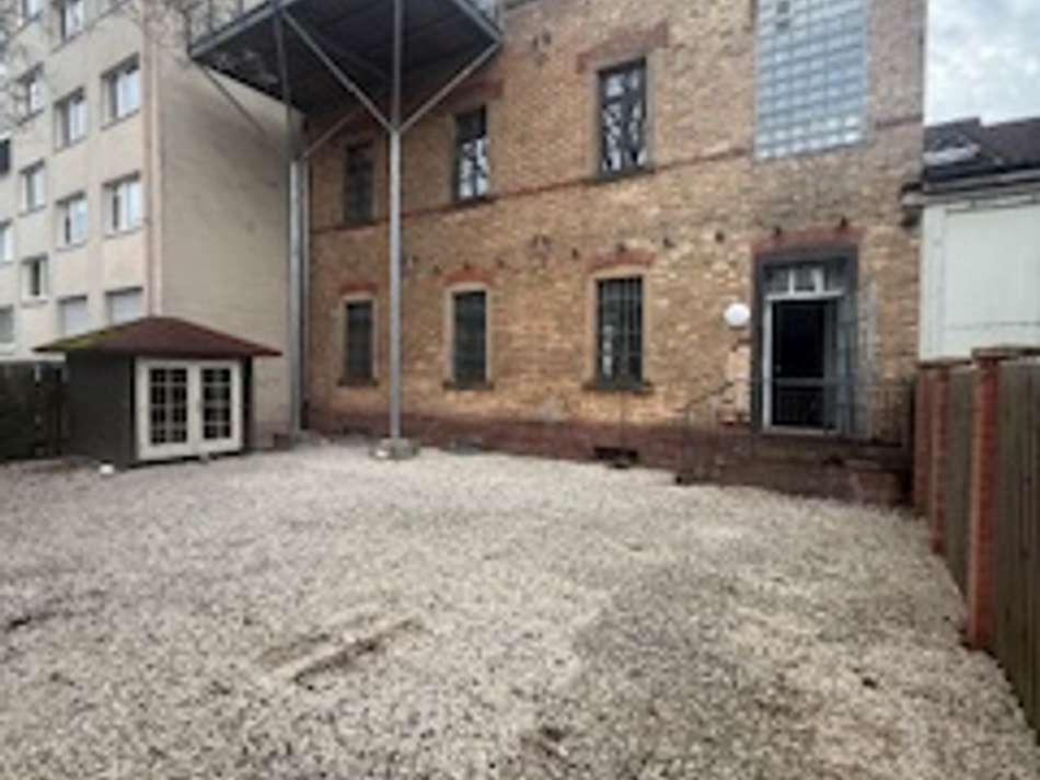 Freifläche hinter dem Haus