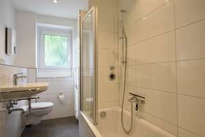Bezugsfrei in OBK! Großzügige 2-Zimmer-Wohnung mit Balkon – Düsseldorfer Str. 28, 40545 Oberkassel, Düsseldorf – Vorschaubild 3