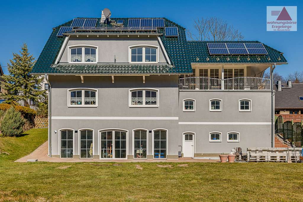 Immobilie in Lauter-Bernsbach - Wohnen mit Stil - Einfamilienhaus
mit Pool und Garten in ruhiger Lage von Lauter - Bild 0