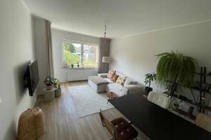 Modern renovierte 3-Zimmer-Wohnung mit Balkon ins Grüne
