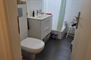 Schöne helle Wohnung in Düsseldorf-Holthausen, 2 Zimmer, Echtholzparkett, Stellplatz möglich – Meyerhofstr. 1, 40589 Holthausen, Düsseldorf – Vorschaubild 3