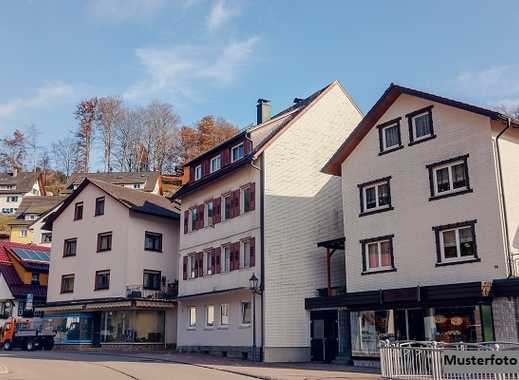Wohn- und Gewerbegebude nebst Lagerhalle