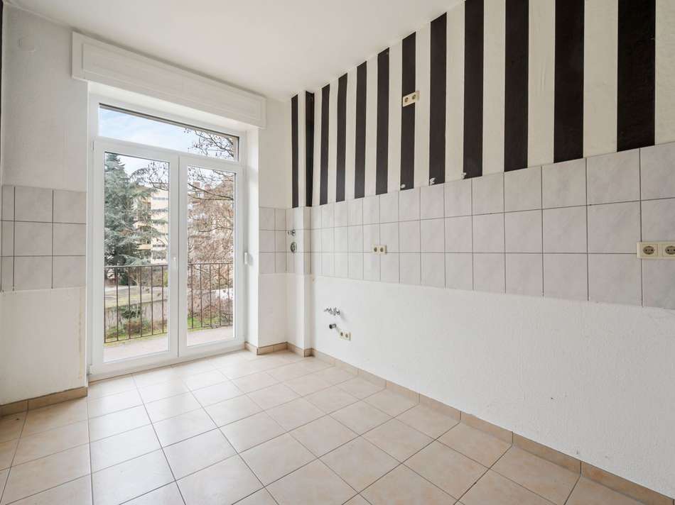 Küche mit Tür zu Balkon 2