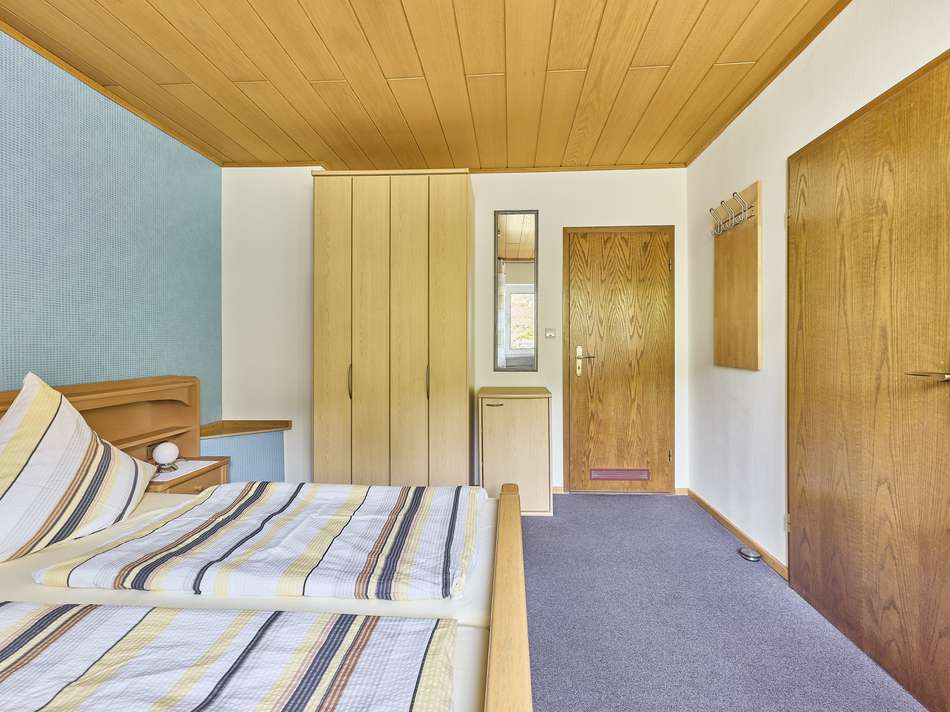 Schlafzimmer 1