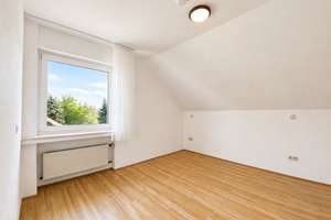 3-Zimmer-Wohnung mit Balkon in Leverkusen-Romberg - Dachgeschossausbau 1990 – Die vollständige Adresse der Immobilie erhältst du vom Anbieter., 51381 Bergisch Neukirchen, Leverkusen – Vorschaubild 9