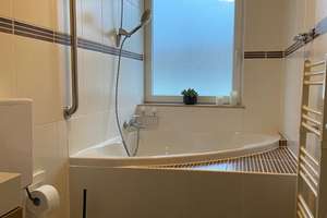 Frisch sanierte 2-Zimmer-Wohnung mit großem Balkon und Eckbadewanne
