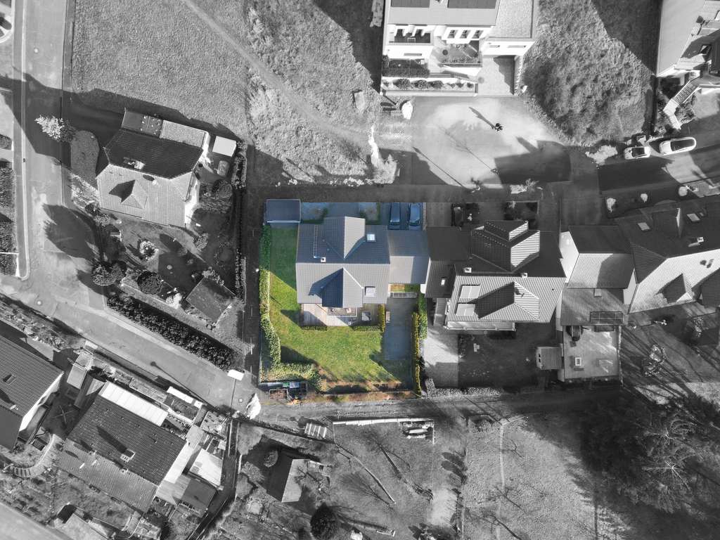 Immobilie in Weibersbrunn - Elegantes & neuwertiges Traumhaus mit malerischem Ausblick - Bild 2