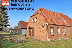 VIEL PLATZ FÜR MENSCH UND TIER: HAUSHÄLFTE MIT EINBAUKÜCHE UND PFERDEHOF + KOPPEL + NEBENGEBÄUDE – Müritz (Kreis) – Vorschaubild 1