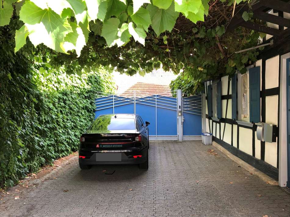 Stellplatz im Hof von Straße