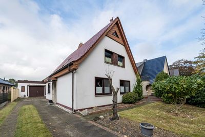 Einzigartiges Einfamilienhaus in Debstedt: Geräumiges Wohnen mit zwei Garagen und großem Grundstück