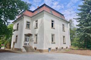 Erstbezug nach Sanierung - Stilvolle Altbauwohnung mit Wintergarten & Stellplatz