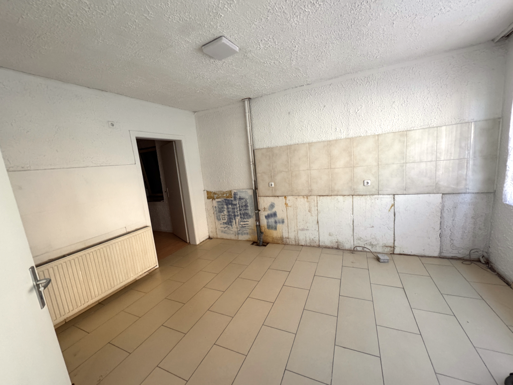 RESERVIERT!!! Großzügiges, renovierungsbedürftiges Einfamilienhaus mit Garage in Ortslage, Westerwaldkreis – Bild 3