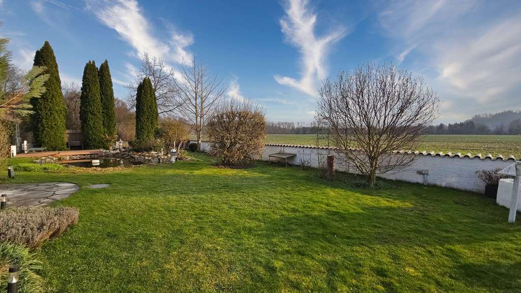 Immobilie in Trostberg - Großzügiger Landsitz in familienfreundlicher Umgebung im Chiemgau - uneinsehbarer Garten, Schwimmbad - Bild 1