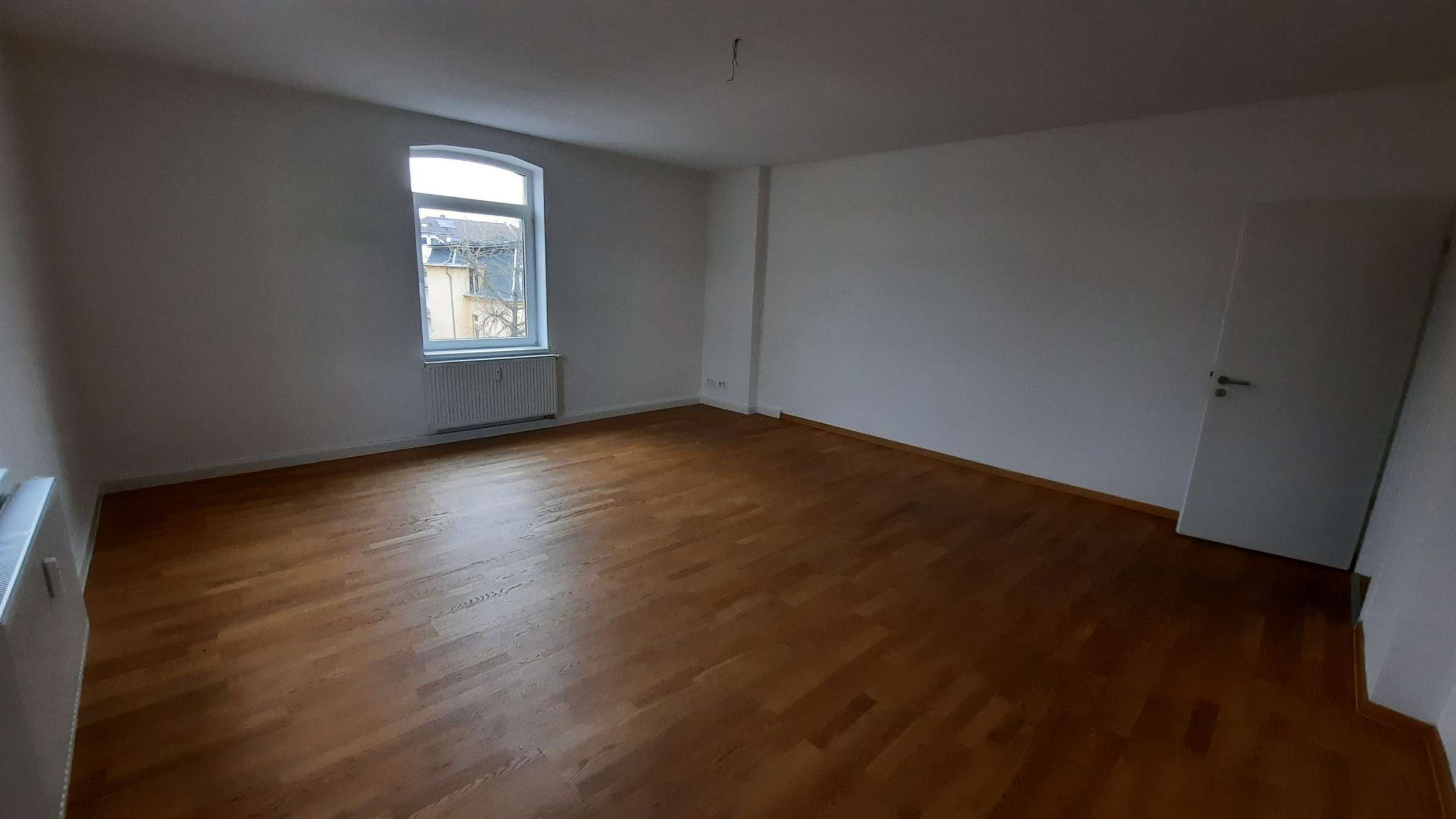 Geräumige 2-Zimmer-DG-Wohnung mit modernem Duschbad in Erfurt