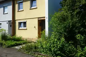 Reiheneckhaus mit Terrasse, schönem Garten und 2 Garagen – Reutlingen (Kreis) – Vorschaubild 1